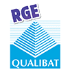 Logo QUALIBAT RGE : Certification efficacité énergétique Logo QUALIBAT RGE avec pyramide bleue striée et texte violet, certification pour l'efficacité énergétique.