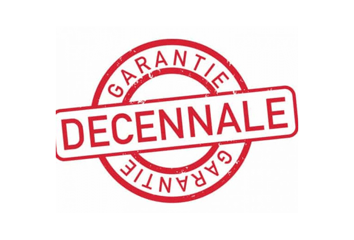 Garantie Décennale : Assurance Construction Obligatoire Tampon rouge circulaire affichant 'GARANTIE DECENNALE' avec un effet d'encre usée sur fond blanc.